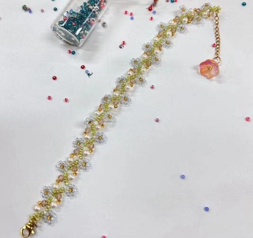 9月12日，家里干的手工活兼職，帶回家做的手工項(xiàng)目，做手工傳承官，為了做好純手工事業(yè)，手工之家一直在創(chuàng)新，圖為串珠米珠繡純手工產(chǎn)品剪影