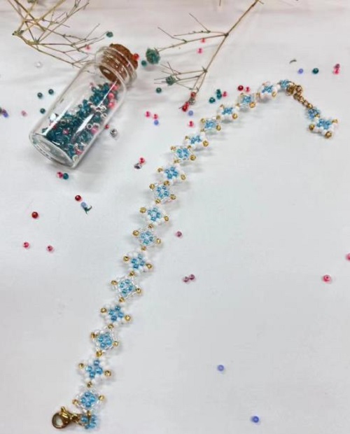 9月12日，家里干的手工活兼職，帶回家做的手工項(xiàng)目，做手工傳承官，為了做好純手工事業(yè)，手工之家一直在創(chuàng)新，圖為串珠米珠繡純手工產(chǎn)品剪影