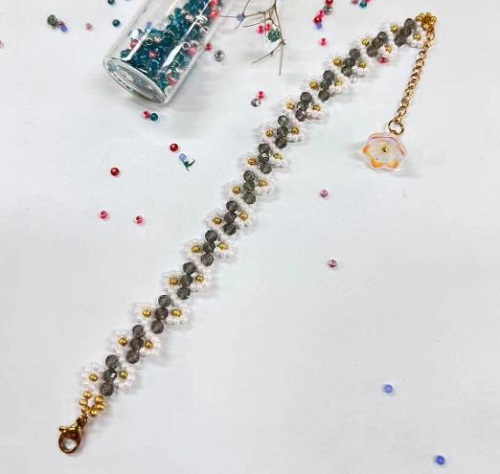 9月12日，家里干的手工活兼職，帶回家做的手工項(xiàng)目，做手工傳承官，為了做好純手工事業(yè)，手工之家一直在創(chuàng)新，圖為串珠米珠繡純手工產(chǎn)品剪影