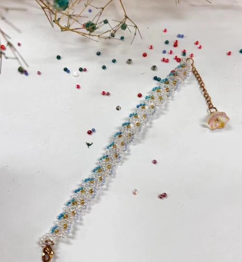 9月13日，手工活外發(fā)加工正規(guī)的廠家，做手工傳承官，靈活就業(yè)創(chuàng)業(yè)，與手工之家合作，你我他都可以，圖為串珠米珠繡純手工產品剪影