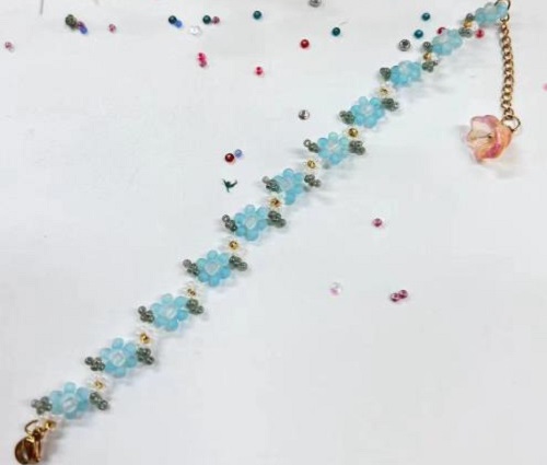 9月13日，手工活外發(fā)加工正規(guī)的廠家，做手工傳承官，靈活就業(yè)創(chuàng)業(yè)，與手工之家合作，你我他都可以，圖為串珠米珠繡純手工產品剪影