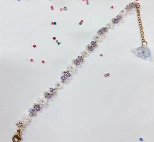 9月15日，手工活外發(fā)一手貨源，做手工傳承官，在家兼職手工活掙錢，在手工之家，怎么合作多掙錢看大家的具體情況，圖為串珠米珠繡純手工產(chǎn)品剪影