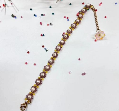 9月15日，手工活外發(fā)一手貨源，做手工傳承官，在家兼職手工活掙錢，在手工之家，怎么合作多掙錢看大家的具體情況，圖為串珠米珠繡純手工產(chǎn)品剪影