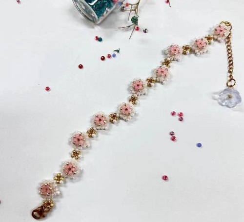 9月15日，手工活外發(fā)一手貨源，做手工傳承官，在家兼職手工活掙錢，在手工之家，怎么合作多掙錢看大家的具體情況，圖為串珠米珠繡純手工產(chǎn)品剪影