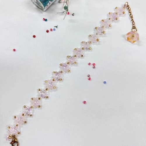 9月16日，在家就能賺錢的工作，拿回家做的手工活，做手工傳承官，手工之家的純手工，多種業(yè)務(wù)能同時(shí)做，圖為串珠米珠繡純手工產(chǎn)品剪影