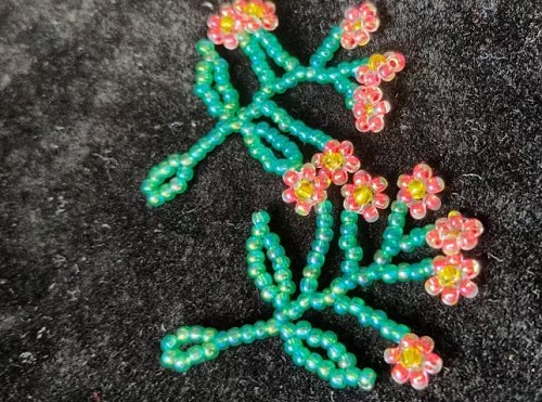 9月17日，手工活兼職可帶回家，做手工傳承官，手工活接單平臺，在手工之家，合作不同收入不同，但服務(wù)一樣真誠，圖為串珠米珠繡純手工產(chǎn)品剪影