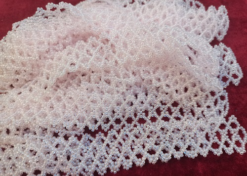 9月18日，手工活外發(fā)加工怎么找貨源，想接正規(guī)廠家的手工，做手工傳承官，手工之家給大家更多成長(zhǎng)收獲，圖為串珠米珠繡純手工產(chǎn)品剪影