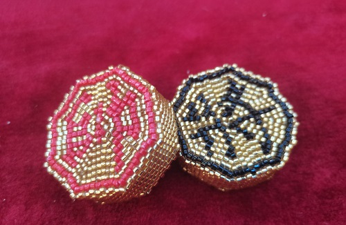 9月19日，能在家做的手工項(xiàng)目，做手工傳承官，輕創(chuàng)業(yè)做手工掙錢，在手工之家，找到適合自己的合作，收入更好，圖為串珠米珠繡純手工產(chǎn)品剪影