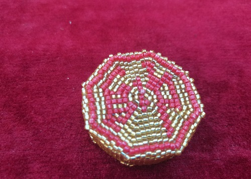 9月19日，能在家做的手工項(xiàng)目，做手工傳承官，輕創(chuàng)業(yè)做手工掙錢，在手工之家，找到適合自己的合作，收入更好，圖為串珠米珠繡純手工產(chǎn)品剪影