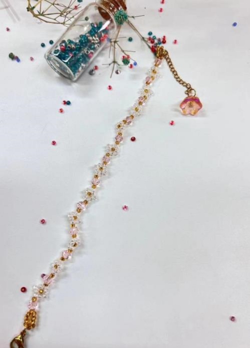 9月20日，在家里做什么可以掙錢，可以拿回家做的手工微創(chuàng)業(yè)項目，做手工傳承官，手工之家可信靠譜，合作放心，圖為串珠米珠繡純手工產(chǎn)品剪影