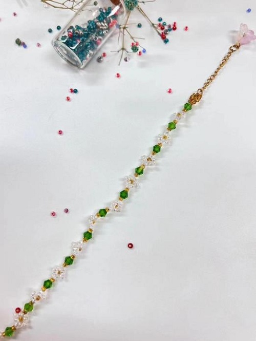 9月20日，在家里做什么可以掙錢，可以拿回家做的手工微創(chuàng)業(yè)項目，做手工傳承官，手工之家可信靠譜，合作放心，圖為串珠米珠繡純手工產(chǎn)品剪影