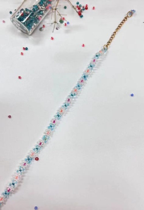 9月21日，手工活從哪里找廠家，想接正規(guī)廠家的手工輕資產(chǎn)創(chuàng)業(yè)，做手工傳承官，與手工之家合作，看自己的情況選擇收入更好，圖為串珠米珠繡純手工產(chǎn)品剪影