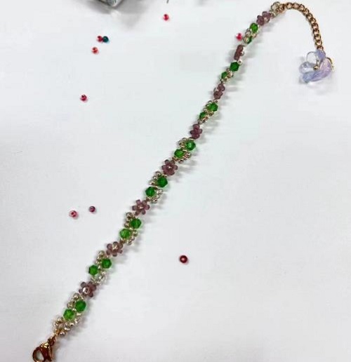 9月21日，手工活從哪里找廠家，想接正規(guī)廠家的手工輕資產(chǎn)創(chuàng)業(yè)，做手工傳承官，與手工之家合作，看自己的情況選擇收入更好，圖為串珠米珠繡純手工產(chǎn)品剪影