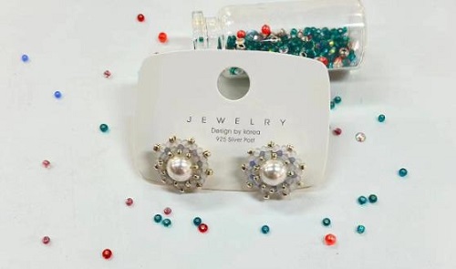 9月22日，在家可以做的兼職工作，在家副業(yè)創(chuàng)業(yè)做手工掙錢，做手工傳承官，在手工之家，要多掙錢，就要多合作、多努力，圖為串珠米珠繡純手工產(chǎn)品剪影