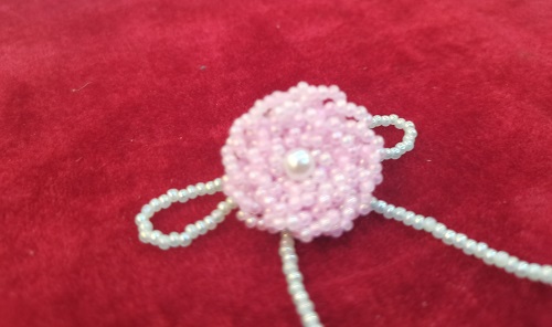 9月23日，家里干的手工活兼職，在家做的副業(yè)創(chuàng)業(yè)，做手工傳承官，在手工之家，一直努力讓合作人員有更好的收入，圖為串珠米珠繡手工產(chǎn)品剪影