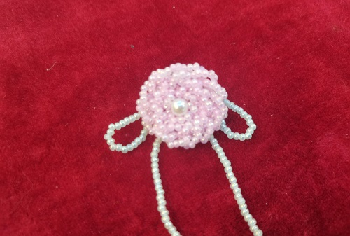 9月23日，家里干的手工活兼職，在家做的副業(yè)創(chuàng)業(yè)，做手工傳承官，在手工之家，一直努力讓合作人員有更好的收入，圖為串珠米珠繡手工產(chǎn)品剪影