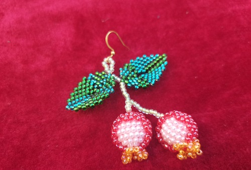 9月24日，外發(fā)手工活正規(guī)平臺，手工靈活就業(yè)微創(chuàng)業(yè)，做手工傳承官，與手工之家合作，因?yàn)檫@里真實(shí)、真誠和對事業(yè)的真心，圖為串珠米珠繡手工產(chǎn)品剪影