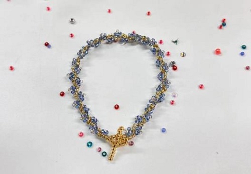 9月25日，在家就能賺錢的工作，兼職手工在家可做，輕資產(chǎn)創(chuàng)業(yè)的手工，做手工傳承官，在手工之家，堅守和實事求是地創(chuàng)新，成就純手工事業(yè)，圖為串珠米珠繡手工材料剪影