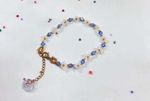 9月25日，在家就能賺錢的工作，兼職手工在家可做，輕資產(chǎn)創(chuàng)業(yè)的手工，做手工傳承官，在手工之家，堅守和實事求是地創(chuàng)新，成就純手工事業(yè)，圖為串珠米珠繡手工材料剪影