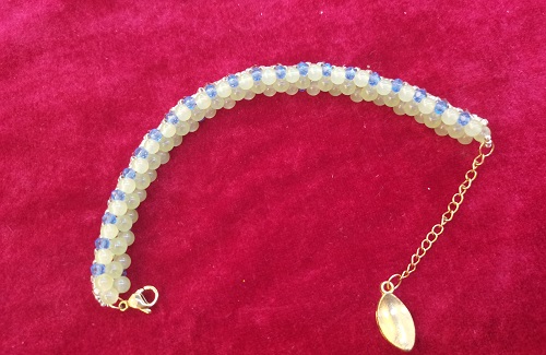 9月27日，拿回家做的手工活，在家掙錢的好副業(yè)創(chuàng)業(yè)，做手工傳承官，手工之家的手工事業(yè)給了大家多掙錢的機(jī)遇，圖為串珠米珠繡手工產(chǎn)品剪影