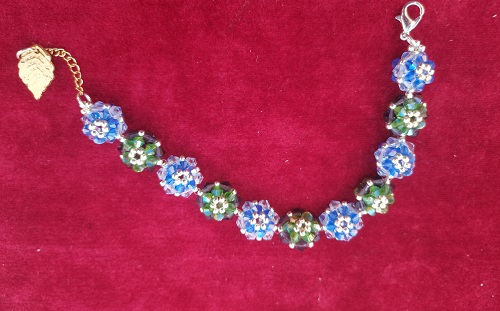 9月29日，手工活外發(fā)一手貨源，拿回家做的手工副業(yè)創(chuàng)業(yè)，做手工傳承官，在手工之家，想做大家都能做，也都能做好，圖為串珠米珠繡純手工產(chǎn)品剪影