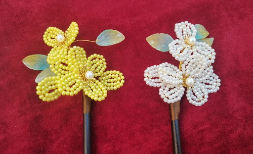 9月30日，拿回家做的手工副業(yè)創(chuàng)業(yè)，手工活可帶回家，做手工傳承官，居家靈活就業(yè)、輕資產(chǎn)創(chuàng)業(yè)，手工之家努力讓大家多掙錢，圖為串珠米珠繡手工產(chǎn)品剪影