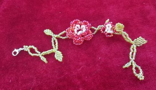 10月1日，純手工領(lǐng)回家做，在家做手工副業(yè)創(chuàng)業(yè)，做手工傳承官，拿回家做的手工創(chuàng)業(yè)小項(xiàng)目，在手工之家，合作都是真誠周到的服務(wù)，圖為串珠米珠繡純手工產(chǎn)品剪影