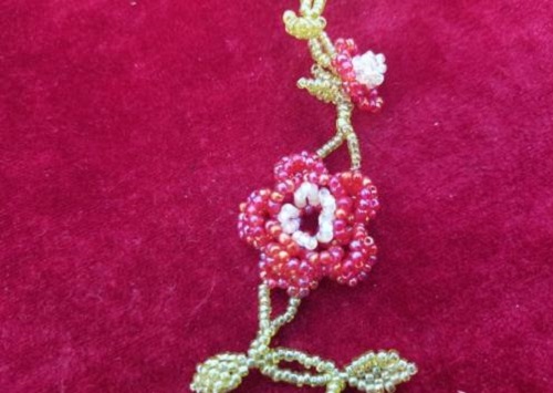 10月1日，純手工領(lǐng)回家做，在家做手工副業(yè)創(chuàng)業(yè)，做手工傳承官，拿回家做的手工創(chuàng)業(yè)小項(xiàng)目，在手工之家，合作都是真誠周到的服務(wù)，圖為串珠米珠繡純手工產(chǎn)品剪影