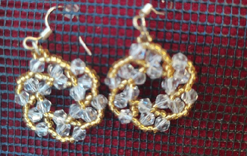 10月2日，可在家做的兼職手工活，想接正規(guī)廠家的手工創(chuàng)業(yè)項目，做手工傳承官，放心在家做手工副業(yè)創(chuàng)業(yè)，手工之家給大家一樣的機遇和服務(wù)，圖為串珠米珠繡純手工產(chǎn)品剪影