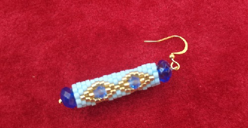 10月2日，可在家做的兼職手工活，想接正規(guī)廠家的手工創(chuàng)業(yè)項目，做手工傳承官，放心在家做手工副業(yè)創(chuàng)業(yè)，手工之家給大家一樣的機遇和服務(wù)，圖為串珠米珠繡純手工產(chǎn)品剪影