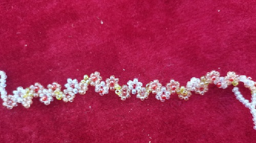 10月5日，在家就能做的兼職創(chuàng)業(yè)項目，輕資產(chǎn)創(chuàng)業(yè)做手工傳承官，拿回家做的手工可信可靠，在手工之家，男女都能做好這份純手工事業(yè)，圖為串珠米珠繡純手工產(chǎn)品剪影