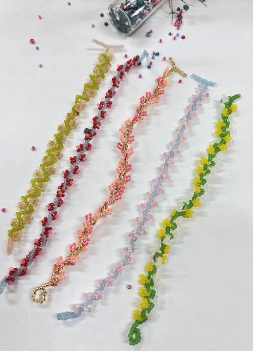 10月6日，手工兼職創(chuàng)業(yè)在家做是真的，微創(chuàng)業(yè)做手工傳承官，在家做的好手工，信任來(lái)自了解，手工之家與大家一起努力發(fā)展，圖為串珠米珠繡純手工產(chǎn)品剪影