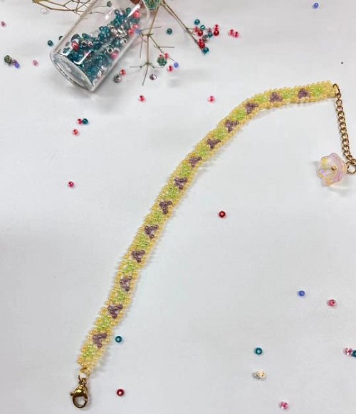 10月6日，手工兼職創(chuàng)業(yè)在家做是真的，微創(chuàng)業(yè)做手工傳承官，在家做的好手工，信任來(lái)自了解，手工之家與大家一起努力發(fā)展，圖為串珠米珠繡純手工產(chǎn)品剪影