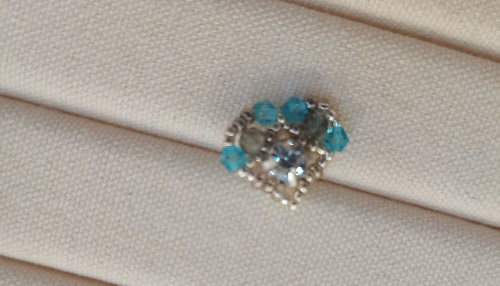 10月7日，兼職手工活外發(fā)加工在家可做，做手工傳承官，靈活就業(yè)、輕資產創(chuàng)業(yè)，手工之家可信可靠、真誠負責，對合作人員無特殊要求，圖為串珠米珠繡手工產品剪影