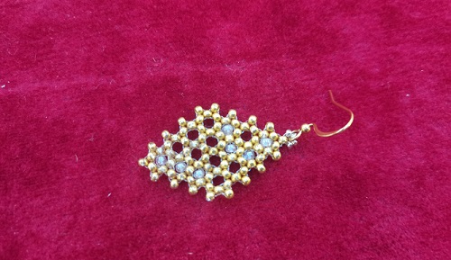 10月7日，兼職手工活外發(fā)加工在家可做，做手工傳承官，靈活就業(yè)、輕資產創(chuàng)業(yè)，手工之家可信可靠、真誠負責，對合作人員無特殊要求，圖為串珠米珠繡手工產品剪影