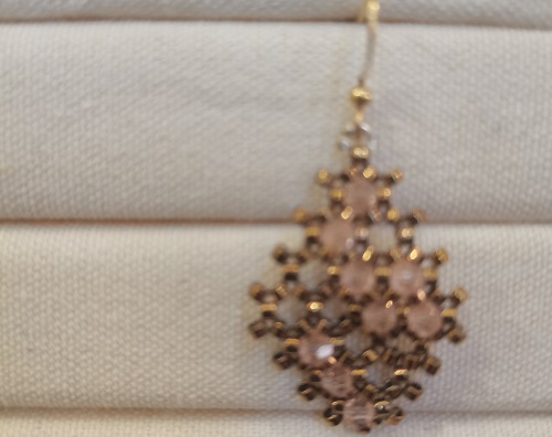 10月7日，兼職手工活外發(fā)加工在家可做，做手工傳承官，靈活就業(yè)、輕資產創(chuàng)業(yè)，手工之家可信可靠、真誠負責，對合作人員無特殊要求，圖為串珠米珠繡手工產品剪影