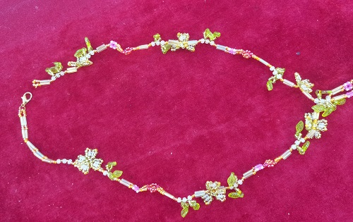 10月11日，手工活兼職可帶回家，拿回家的手工創(chuàng)業(yè)項(xiàng)目，做手工傳承官，在家做手工掙錢，在手工之家，多種手工業(yè)務(wù)可以一起做，圖為串珠米珠繡純手工產(chǎn)品剪影