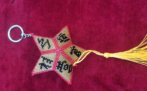 10月11日，手工活兼職可帶回家，拿回家的手工創(chuàng)業(yè)項(xiàng)目，做手工傳承官，在家做手工掙錢，在手工之家，多種手工業(yè)務(wù)可以一起做，圖為串珠米珠繡純手工產(chǎn)品剪影