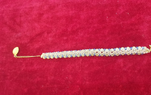 10月12日，外發(fā)手工領(lǐng)回家做，在家做手工副業(yè)創(chuàng)業(yè)掙錢(qián)，做手工傳承官，在手工之家,大家一起努力、一起收獲成長(zhǎng)，圖為串珠米珠繡純手工產(chǎn)品剪影