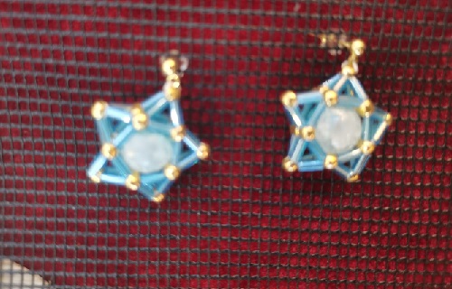 10月14日，手工兼職在家做是真的，靈活就業(yè)、小成本創(chuàng)業(yè)手工項目，做手工傳承官，在手工之家，大家平等共贏、相互成就，圖為串珠米珠繡純手工產(chǎn)品剪影