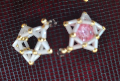 10月14日，手工兼職在家做是真的，靈活就業(yè)、小成本創(chuàng)業(yè)手工項目，做手工傳承官，在手工之家，大家平等共贏、相互成就，圖為串珠米珠繡純手工產(chǎn)品剪影