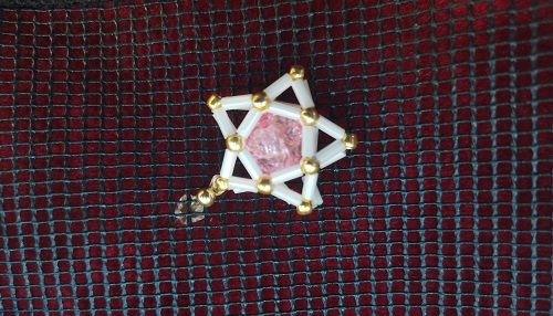 10月14日，手工兼職在家做是真的，靈活就業(yè)、小成本創(chuàng)業(yè)手工項目，做手工傳承官，在手工之家，大家平等共贏、相互成就，圖為串珠米珠繡純手工產(chǎn)品剪影