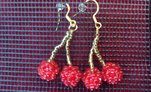 10月15日，正規(guī)手工活接單平臺，手工加工回收項目，小成本創(chuàng)業(yè)做手工傳承官，手工之家與合作人員相互支持、合作共贏，圖為串珠米珠繡純手工產(chǎn)品剪影