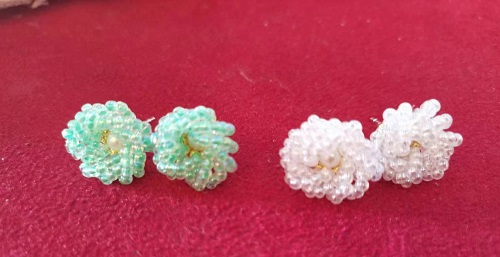 10月16日，手工活兼職可帶回家，手工靈活的副業(yè)創(chuàng)業(yè)項目，做手工傳承官微創(chuàng)業(yè)，因為了解，手工之家深受大家信任和支持，圖為串珠米珠繡純手工產品剪影