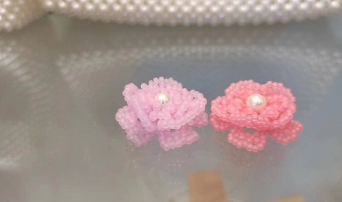 10月17日，可在家做的兼職手工活, 想接正規(guī)廠家的手工創(chuàng)業(yè)項目，輕資產(chǎn)創(chuàng)業(yè)做手工傳承官，與手工之家合作，這里的產(chǎn)品是事業(yè)的根本，圖為串珠米珠繡純手工產(chǎn)品剪影