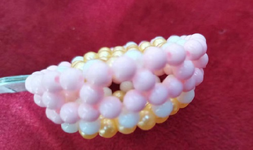 10月18日，附近有沒有兼職手工活,做手工傳承官，農(nóng)村手工加工副業(yè)靈活就業(yè)，手工之家合作方式多，都是做得多掙得多，圖為串珠米珠繡純手工產(chǎn)品剪影