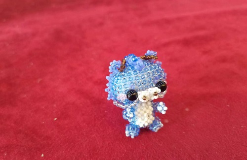 10月18日，附近有沒有兼職手工活,做手工傳承官，農(nóng)村手工加工副業(yè)靈活就業(yè)，手工之家合作方式多，都是做得多掙得多，圖為串珠米珠繡純手工產(chǎn)品剪影