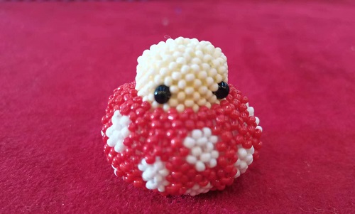 10月18日，附近有沒有兼職手工活,做手工傳承官，農(nóng)村手工加工副業(yè)靈活就業(yè)，手工之家合作方式多，都是做得多掙得多，圖為串珠米珠繡純手工產(chǎn)品剪影