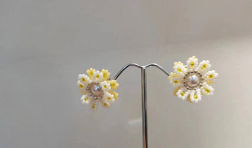 10月20日，外發(fā)手工活接單平臺(tái)，手工活兼職副業(yè)創(chuàng)業(yè)，做手工傳承官，在手工之家，純手工產(chǎn)品精美精致、安全環(huán)保，圖為串珠米珠繡純手工產(chǎn)品剪影