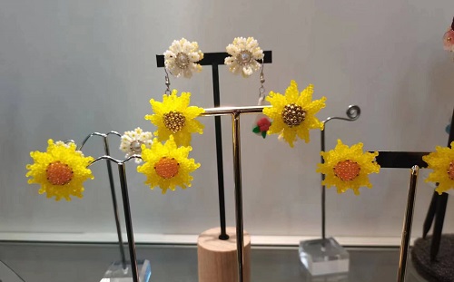 10月20日，外發(fā)手工活接單平臺(tái)，手工活兼職副業(yè)創(chuàng)業(yè)，做手工傳承官，在手工之家，純手工產(chǎn)品精美精致、安全環(huán)保，圖為串珠米珠繡純手工產(chǎn)品剪影